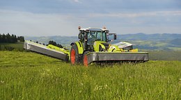 Durch die kompakte Aufhängung am Fronthubwerk verfügt das Mähwerk über große Bodenfreiheit am Vorgewende. -