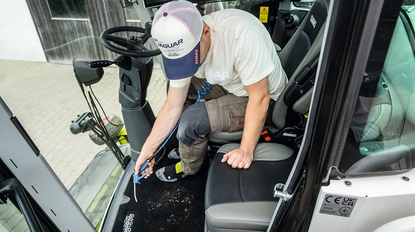 Druckluftpistole in der Kabine zum Reinigen -